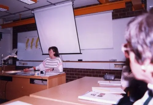 Kvinna vid kaeder, 80-tal.
