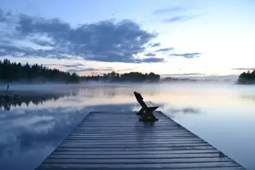Bild ut mot sjön från en brygga. 