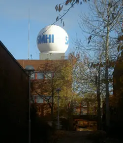 Radarkula som står på ett tak. 