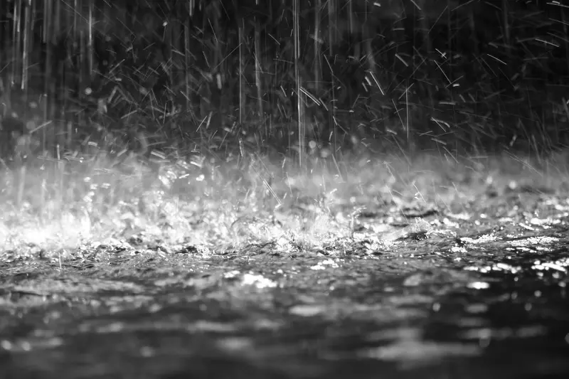 Regn som faller mot marken.