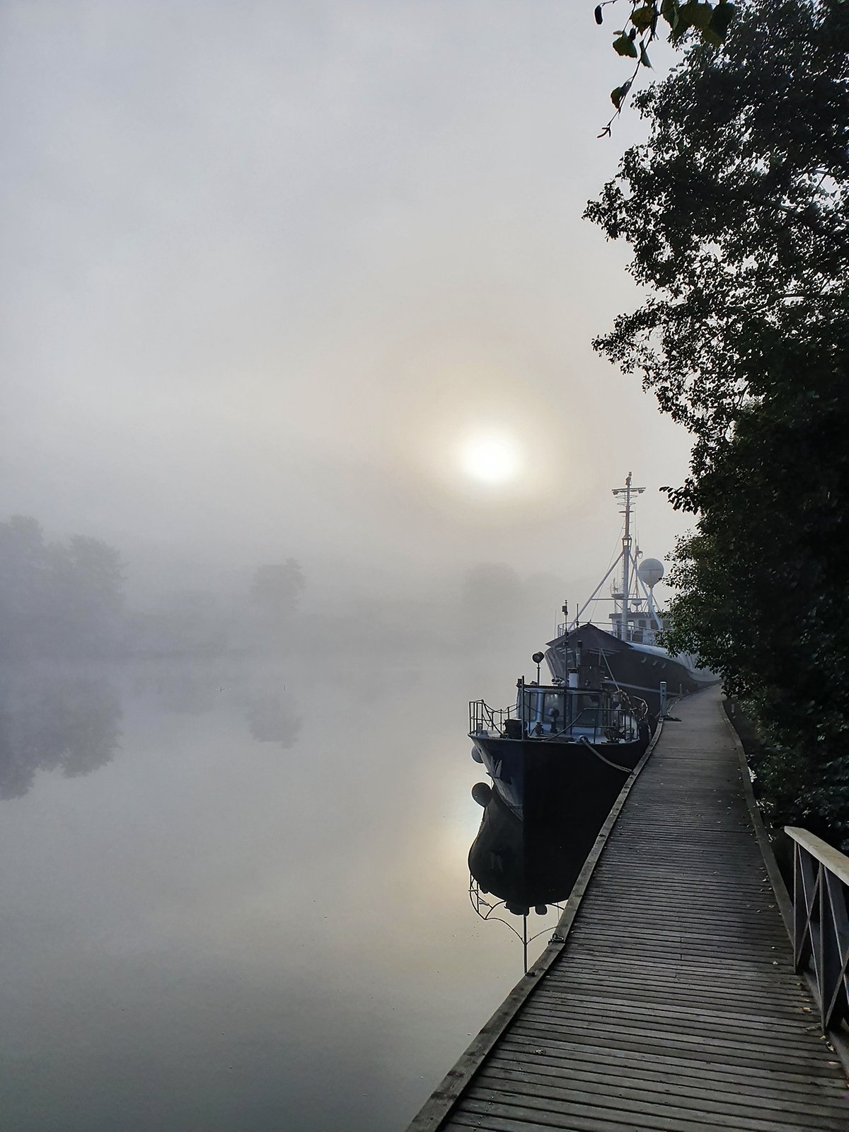 mp57731107-sodertalje-kanal-en-tidig-sondag-i-september.jpg