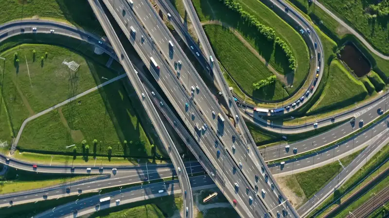 En foto taget ovan ifrån som visar en knut av motorvägar.
