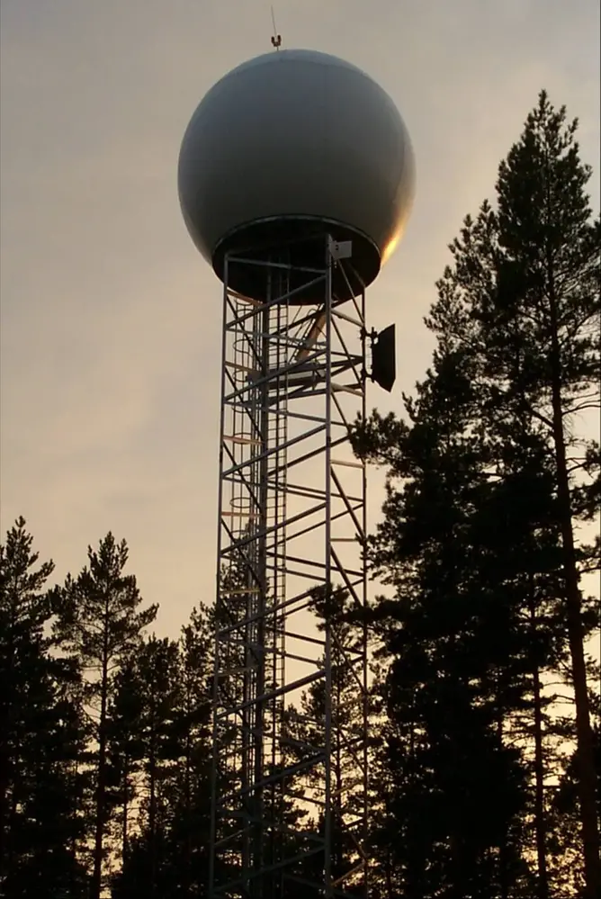 Radar station i en skog