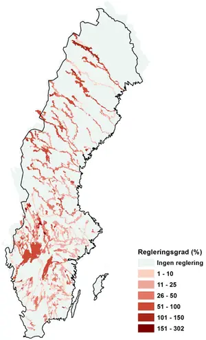Illustration i form av en sverigekarta som visar andelen av den totala årsvattenföringen som kan lagras i alla uppströms magasin/sjöar.