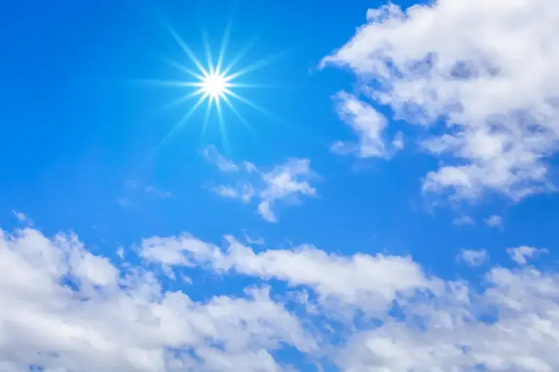 Blå himmel och solstrålar