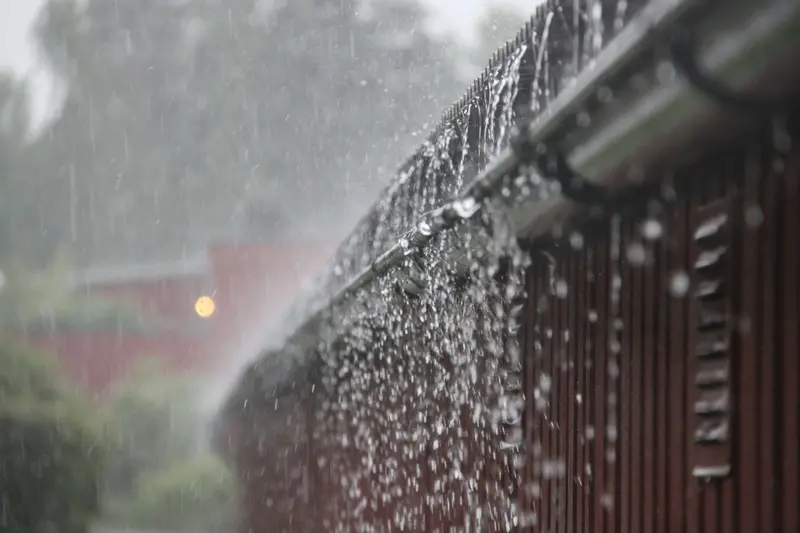 Regn som faller ur hängrännor
