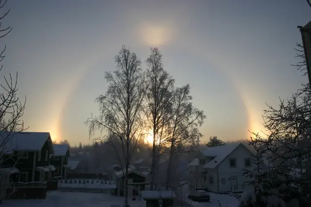 Halo över ett vintrigt Glömsta i Huddinge