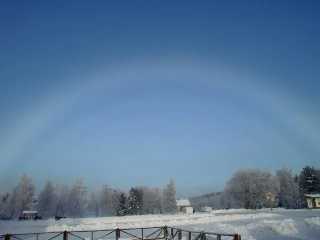 Bilden visar en dimbåge över snö.
