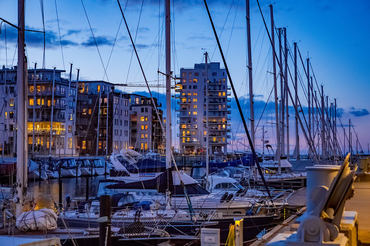 Västra hamnens båthamn i Malmö en vinterkväll i februari. Fritidsbåtar i förgrunden och husbyggnader i bakgrunden.