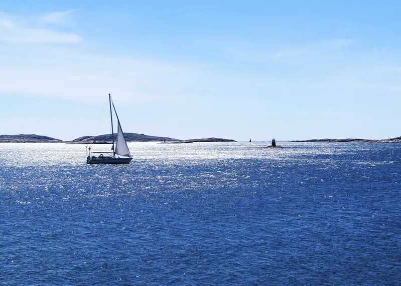 Segelbåt en solig dag