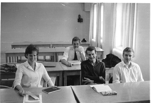 Fyra elever i klassrum 1965