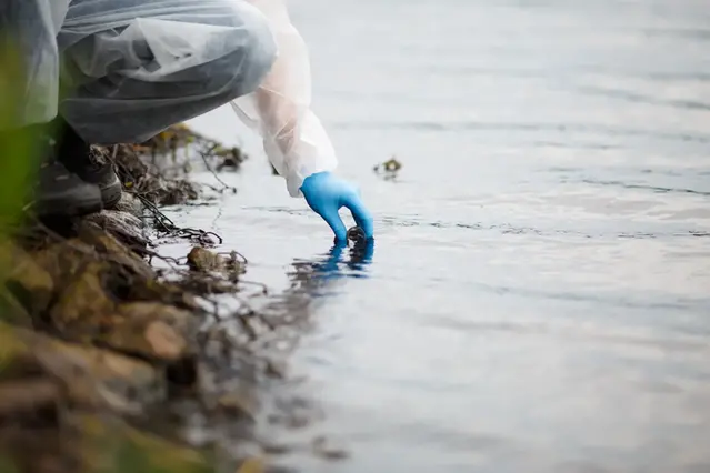 Vattenbrunn med vatten runt