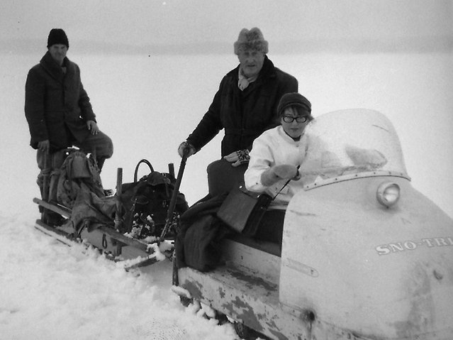 Kvinna i vit jacka på skoter, 1960-tal.