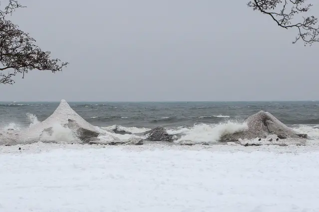 Flera isvulkaner som bildats på en strand vid havet.