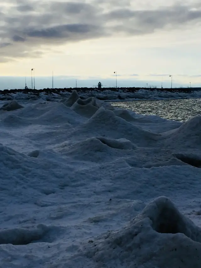 Isvulkaner på en strand i Gränna.